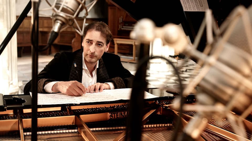 Impressionist Alistair McGowan to tour on piano