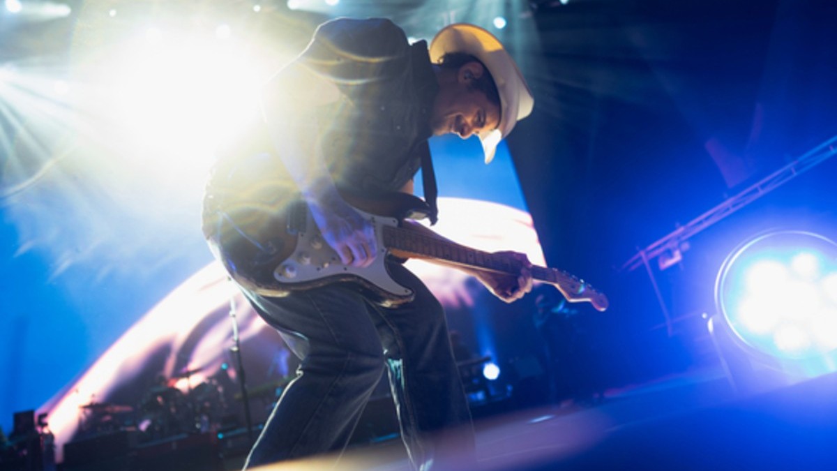 Brad Paisley extends new tour into 2026 with summer dates in Europe